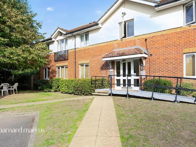 Flat for sale in Heathcote Vale, Greater London