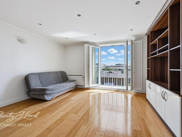 Flat for sale in Isle Of Dogs, Greater London