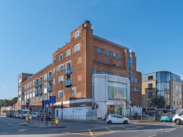 Flat for sale in East Greenwich, Greater London