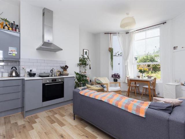 Flat for sale in Bohemia, Guestling Green