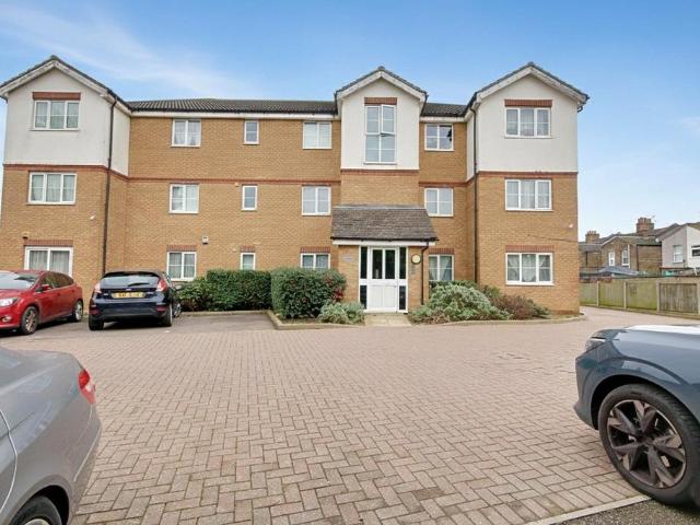 Flat for sale in Ponders End, Greater London