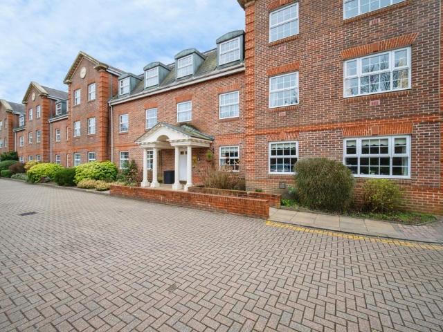 Flat for sale in Heol-las, Surrey
