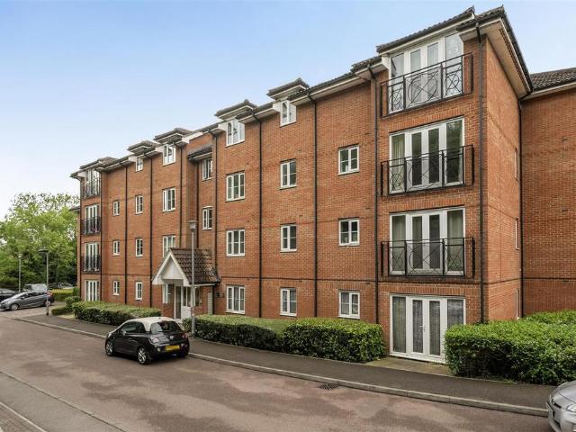 Flat for sale in Broxbourne, Hertfordshire