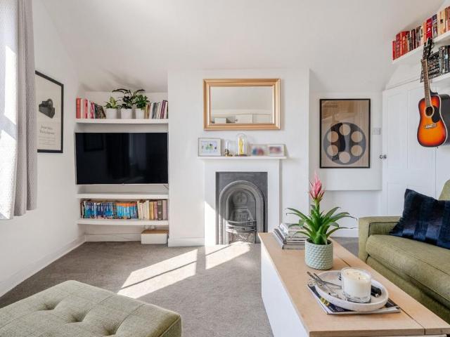Flat for sale in Streatham, Greater London