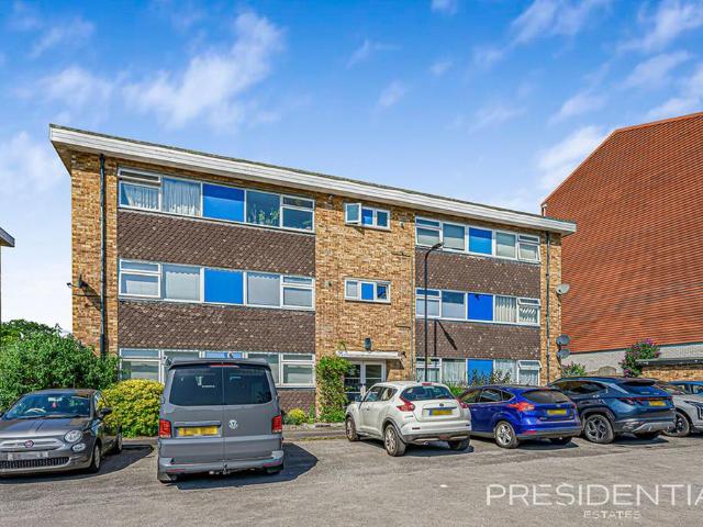 Flat for sale in Chingford, Greater London