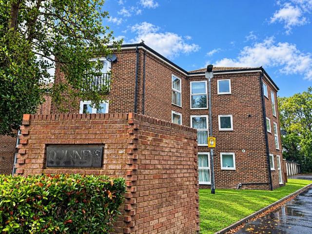 Flat for sale in South Farnborough, Rushmoor