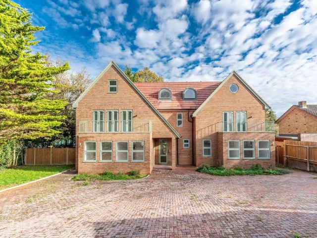 Flat for sale in Pinner, Greater London