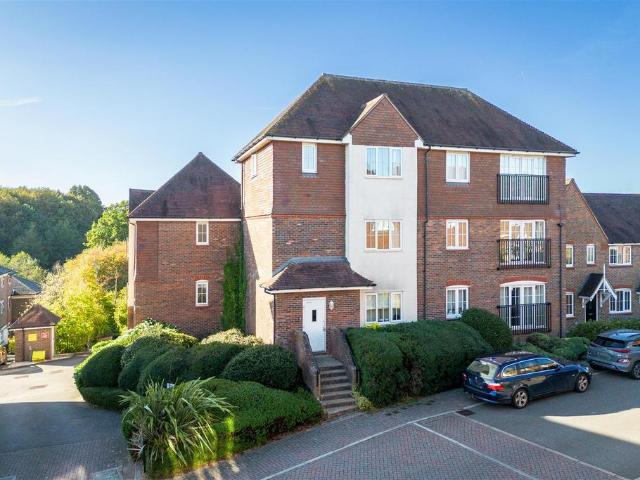 Flat for sale in Perryfields, West Sussex