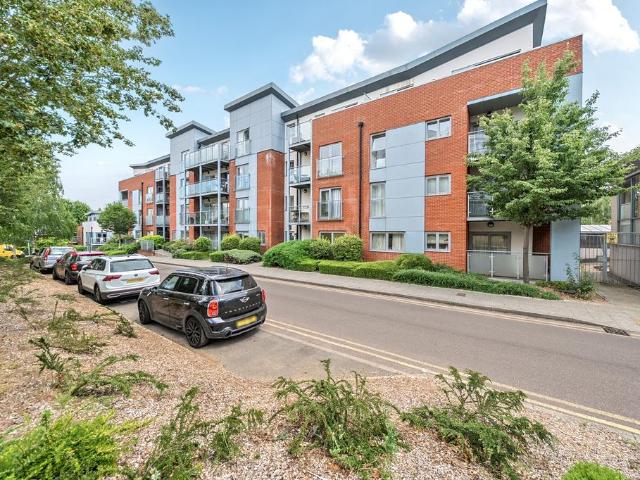 Flat for sale in St Albans, Five Acres