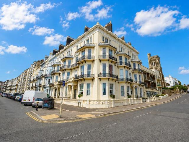 Flat for sale in Bohemia, Guestling Green