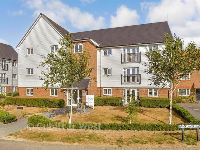 Flat for sale in Kilnwood Vale, Horsham