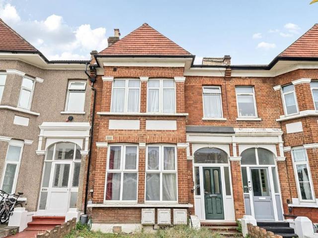 Flat for sale in Streatham, Greater London