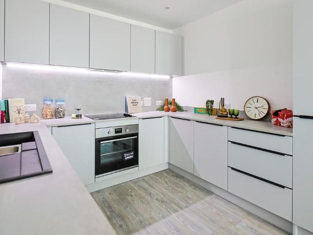 Flat for sale in London Borough of Hounslow, Cat Hill