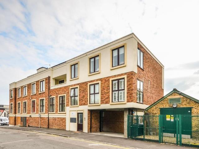 Flat for sale in London Borough of Croydon, South Norwood