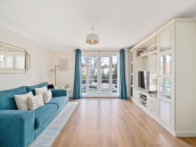 Flat for sale in London Borough of Hounslow, Strand