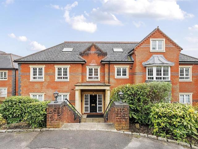Flat for sale in Kingswood, Reigate and Banstead