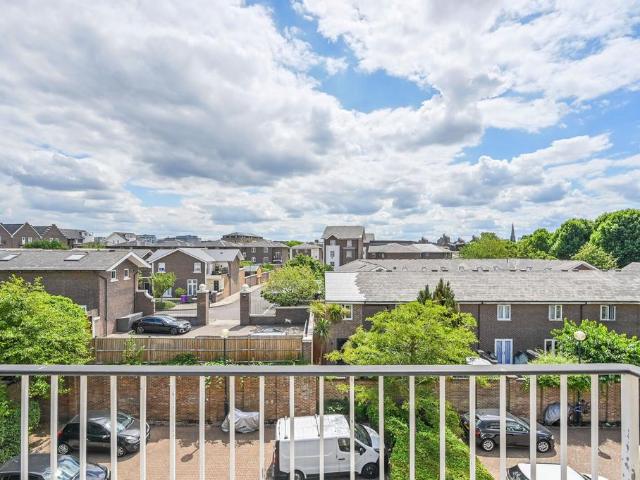 Flat for sale in Isle Of Dogs, Greater London