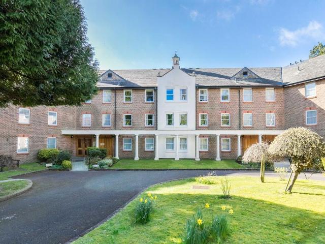 Flat for sale in Perryfields, West Sussex