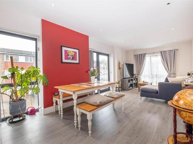 Flat for sale in Oakhill, Greater London