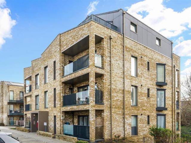 Flat for sale in London Borough of Merton, Collier's Wood