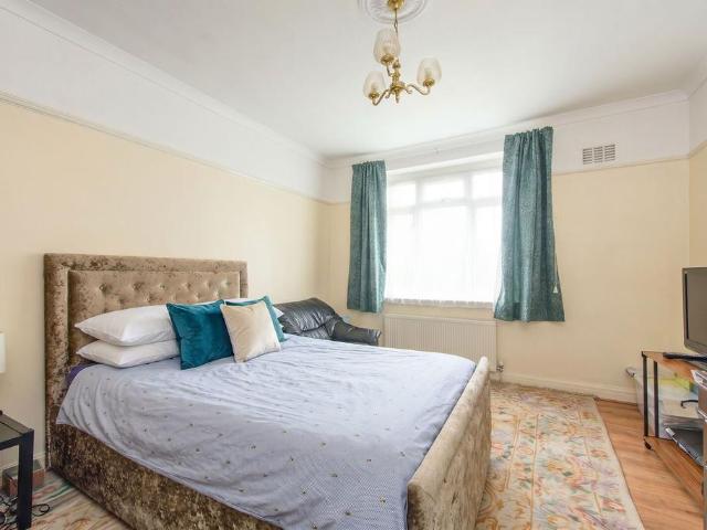 Flat for sale in Mill Hill, Greater London