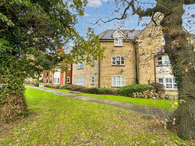Flat for sale in Noak Bridge, Essex