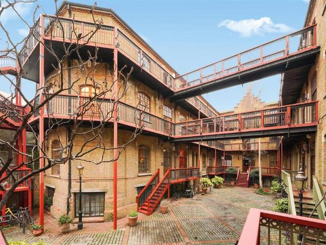 Flat for sale in Clapham Junction, Greater London
