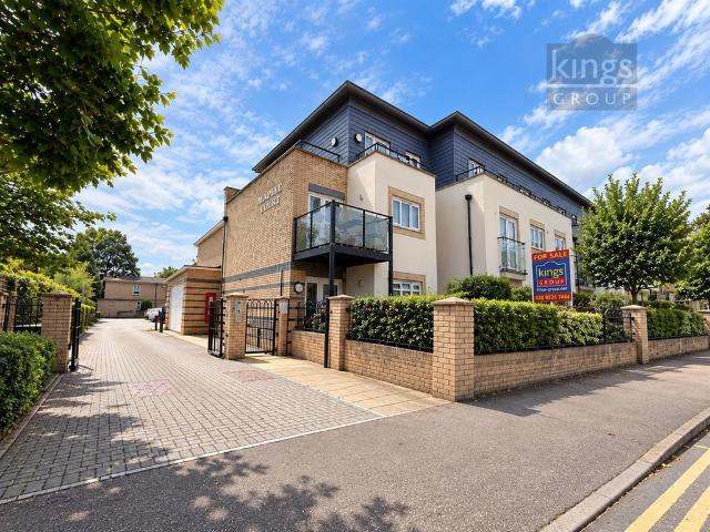 Flat for sale in Chingford Mount, Highams Park