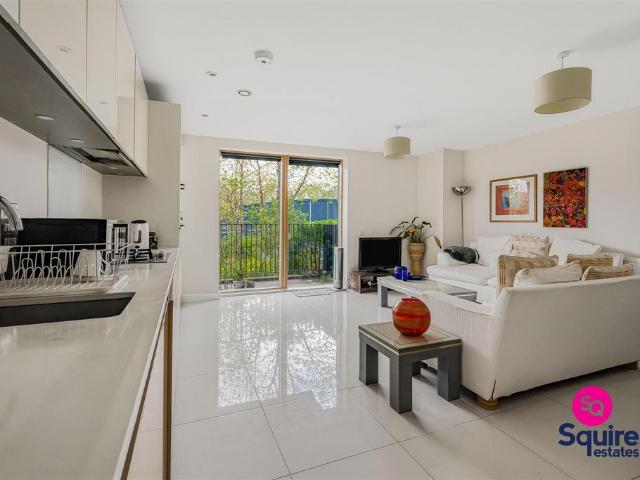 Flat for sale in West Finchley, Cat Hill