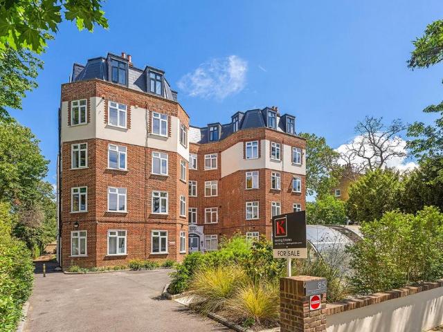 Flat for sale in Clapham, Greater London