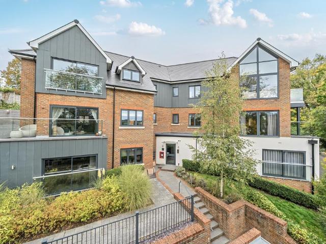 Flat for sale in Hillview, Surrey