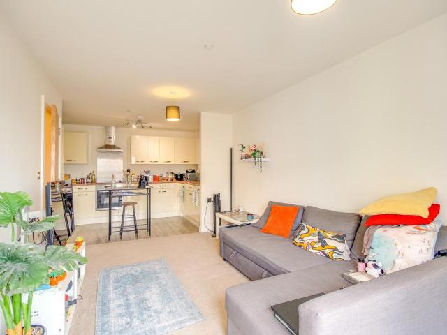 Flat for sale in Gloucester, Gloucestershire