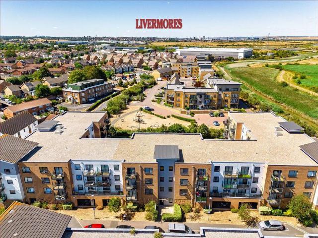 Flat for sale in Monks Orchard, Kent