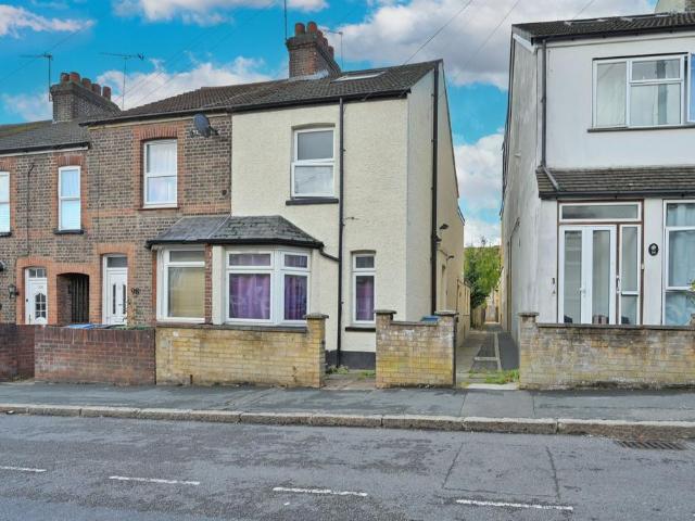 Flat for sale in Watford Heath, Watford