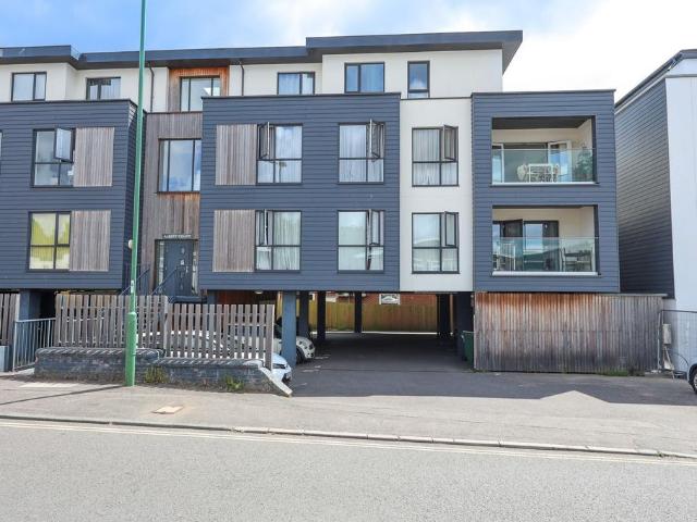 Flat for sale in Perryfields, West Sussex