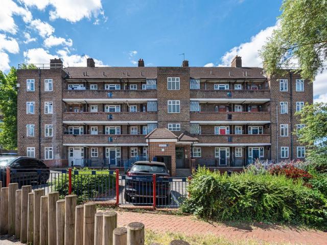 Flat for sale in Streatham Hill, Greater London