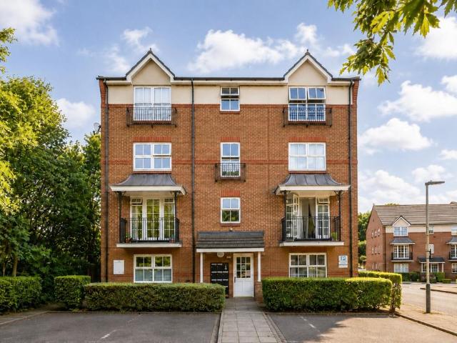 Flat for sale in London Borough of Ealing, Greater London