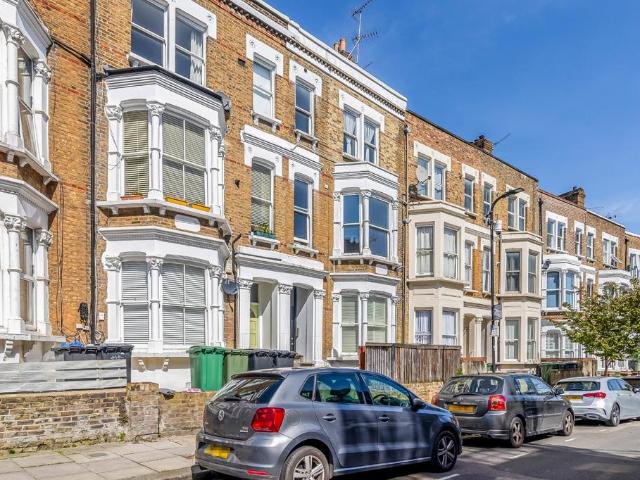 Flat for sale in Kilburn, Greater London