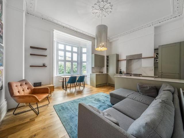 Flat for sale in Clapham, Greater London