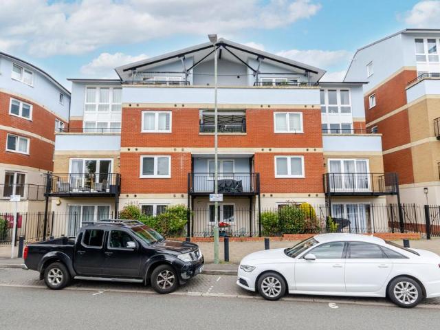 Flat for sale in Batchworth