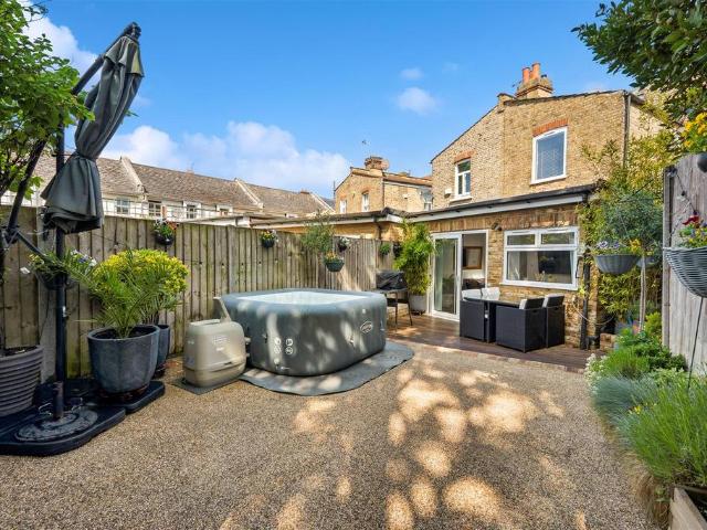 Flat for sale in London Borough of Merton, South Wimbledon
