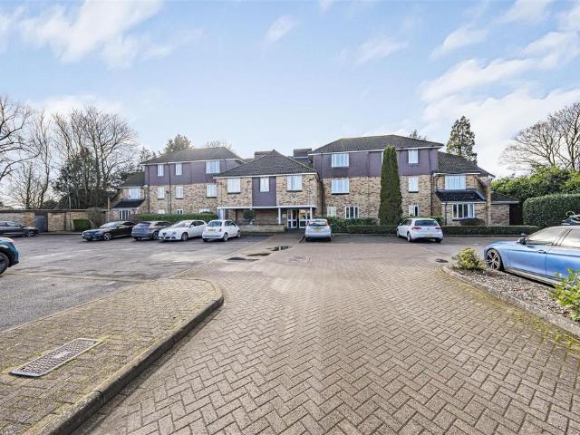 Flat for sale in Clewer Green, Windsor
