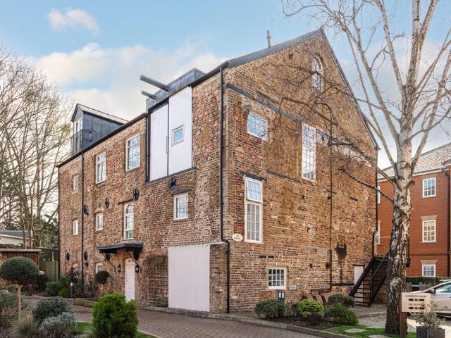 Flat for sale in Blackhills, Surrey