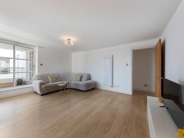 Flat for sale in Silvertown, Greater London