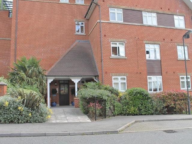 Flat for sale in Little Stanmore, Greater London