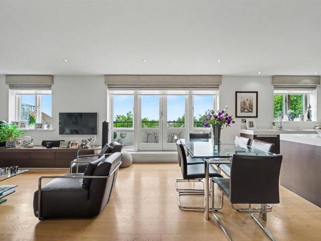 Flat for sale in West Hampstead, Greater London