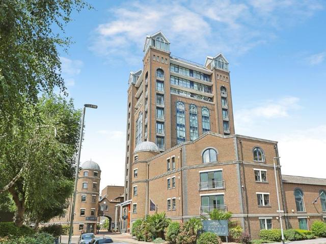 Flat for sale in Battersea, Greater London