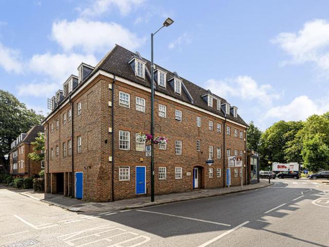 Flat for sale in Hampton Wick, Greater London