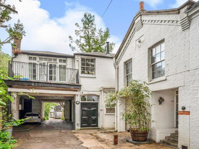 Flat for sale in Petersham, Greater London
