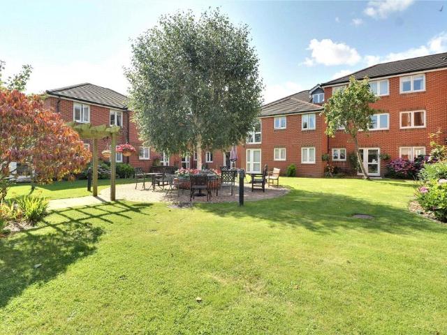 Flat for sale in Little Sandhurst